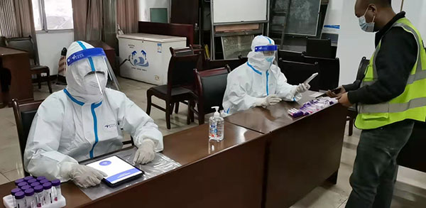 东升国际机关财务部青年党员袁灏协助社区信息登记.jpg